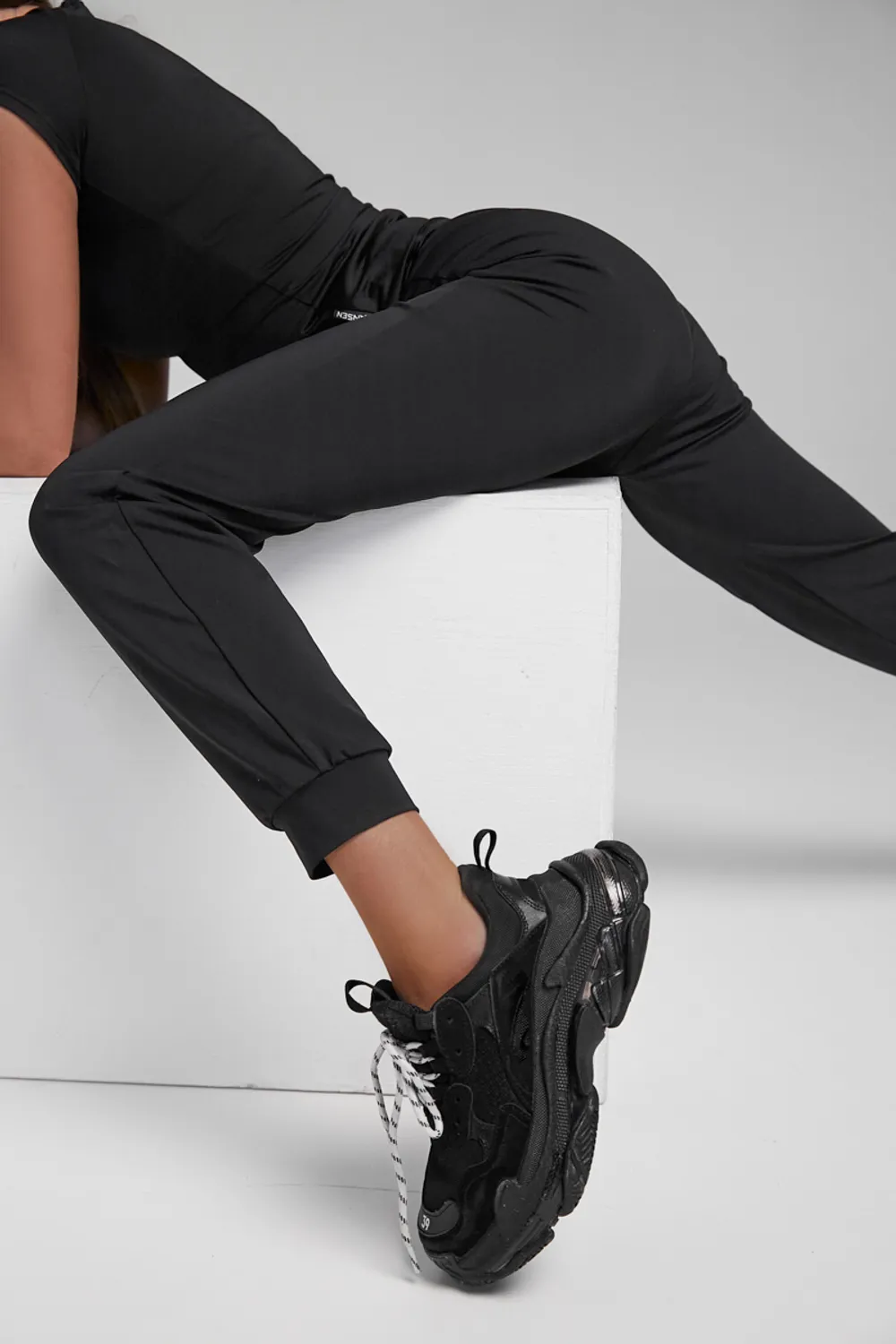 Mansen Брюки базовые Perforation, черный