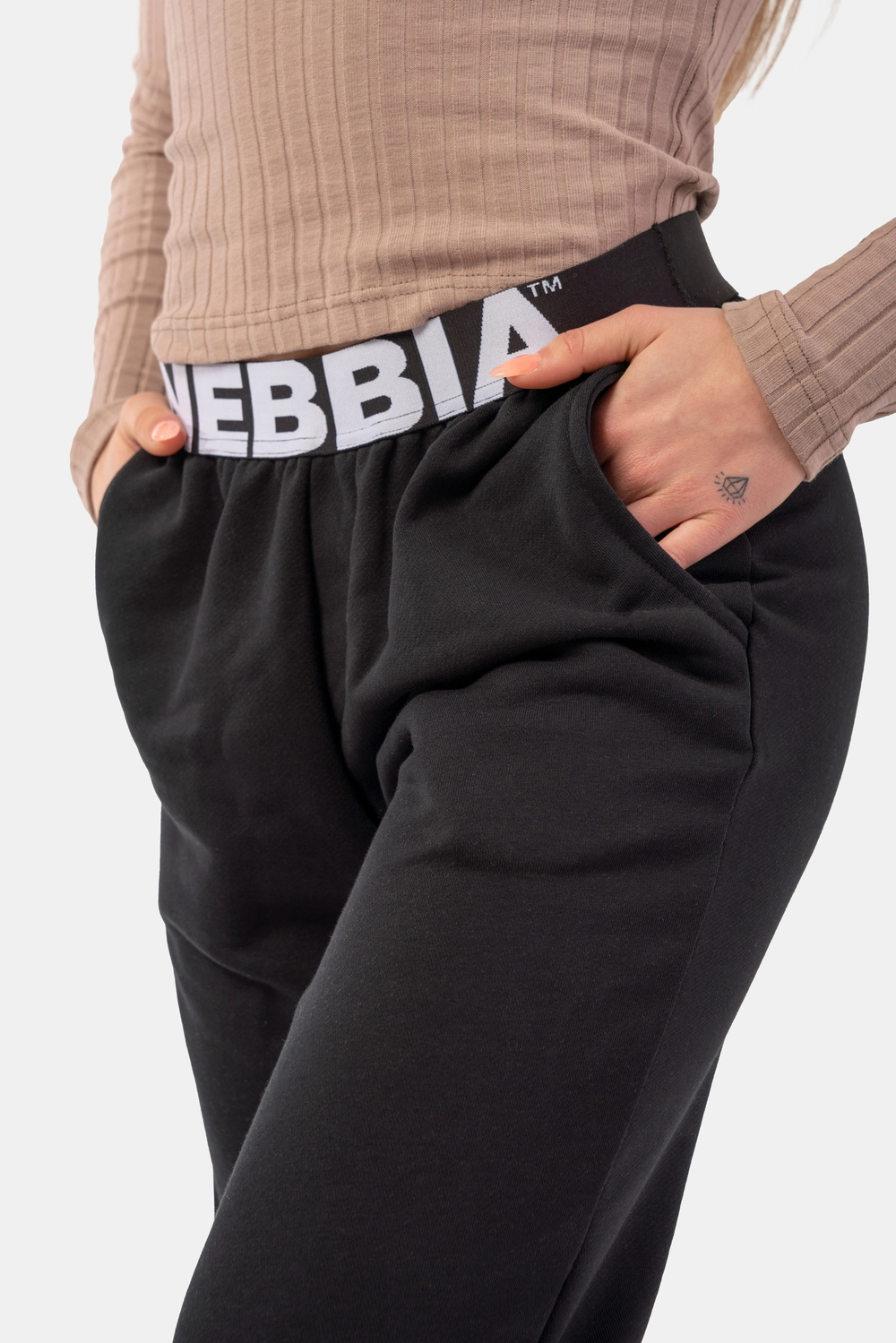 Nebbia Штаны 408 Nebbia Iconic Mid-Waist Sweatpants with elastic “N” waistband, черный