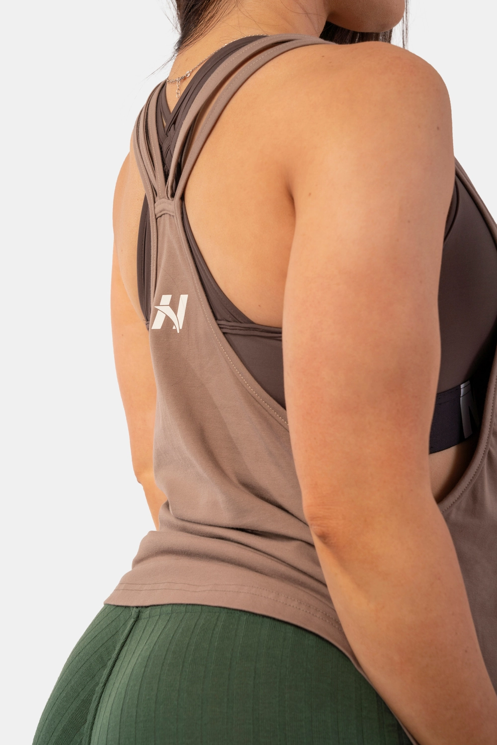 Nebbia Майка 419 Sleeveless Loose Cross Back Tank Top “Feeling Good”, коричневый