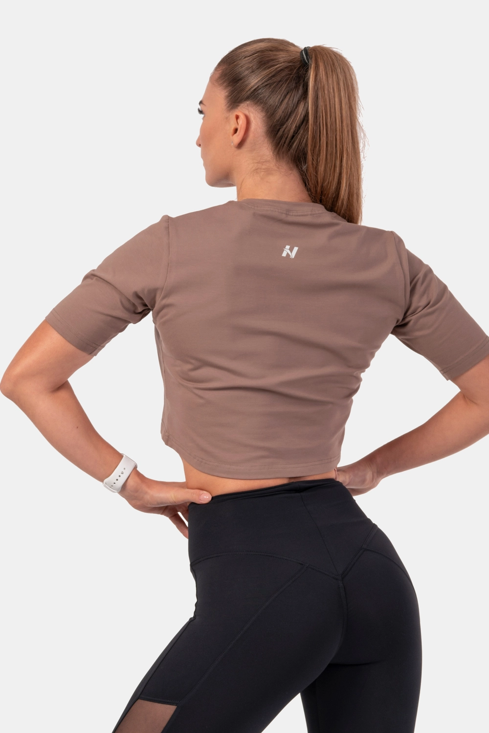 Nebbia Футболка укороченная 600 Minimalist Logo Crop T-shirt, коричневый