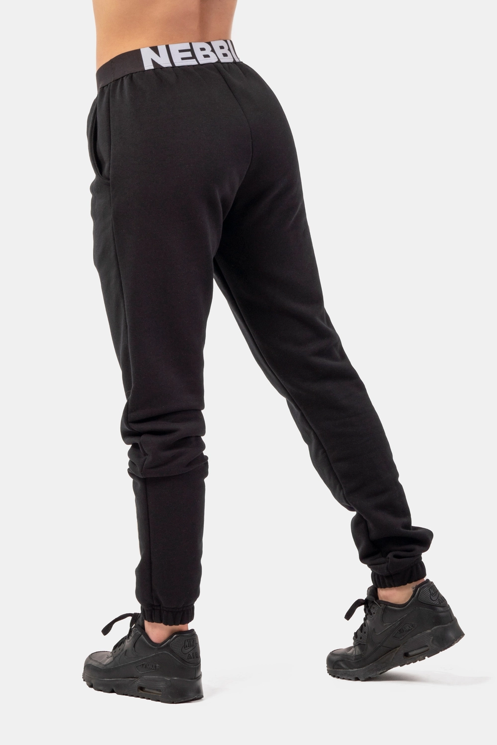 Nebbia Штаны 408 Nebbia Iconic Mid-Waist Sweatpants with elastic “N” waistband, черный