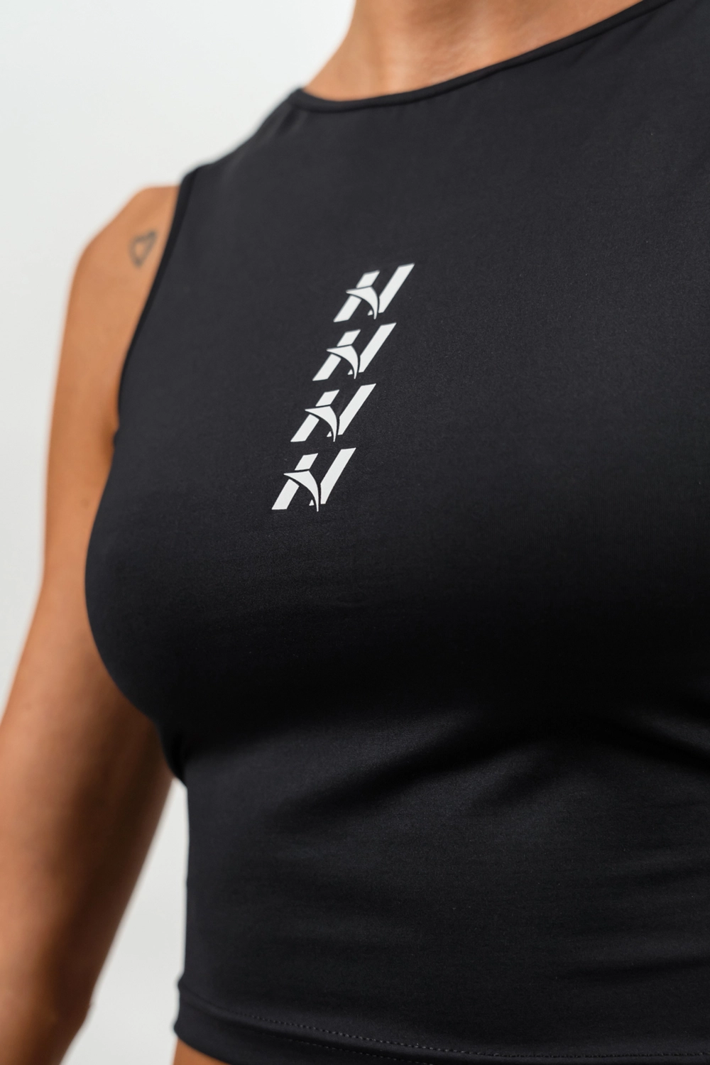 Nebbia Топ 476 Cropped Tank Top CONFIDENCE, черный