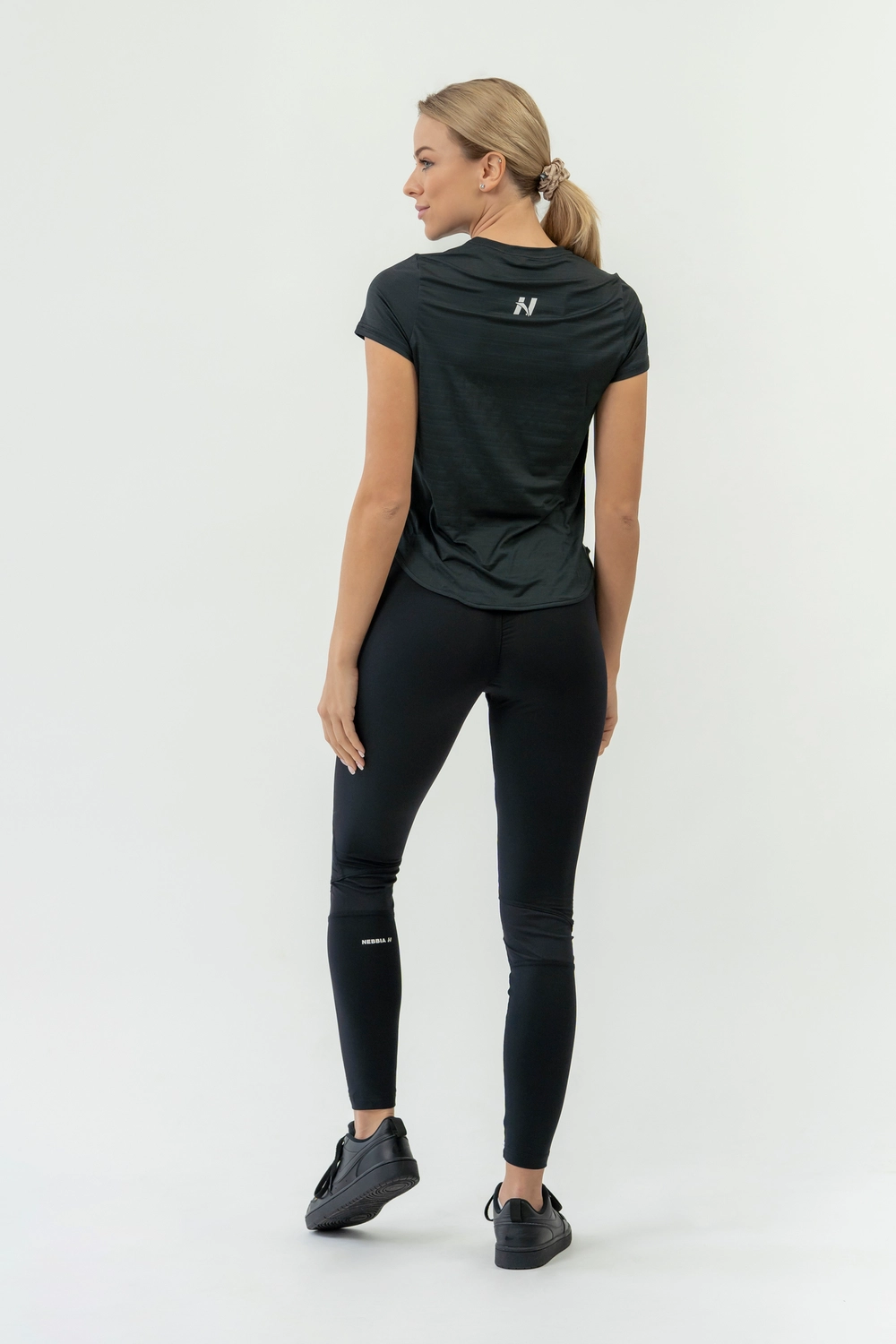 Nebbia Футболка 438 fit activewear t-shirt Airy, черный