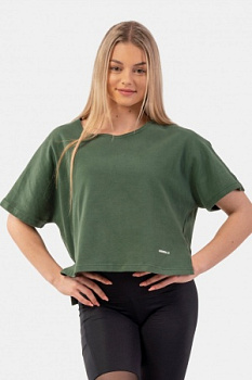 Nebbia Футболка укороченная 417 Loose Fit “The Minimalist” Crop Top, темно-зеленый